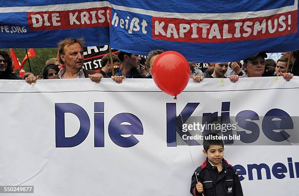 Demonstration unter dem Motto -WIR ZAHLEN NICHT FÜR EURE KRISE- gegen die geplanten Sparmaßnahmen der Bundesregierung in Berlin