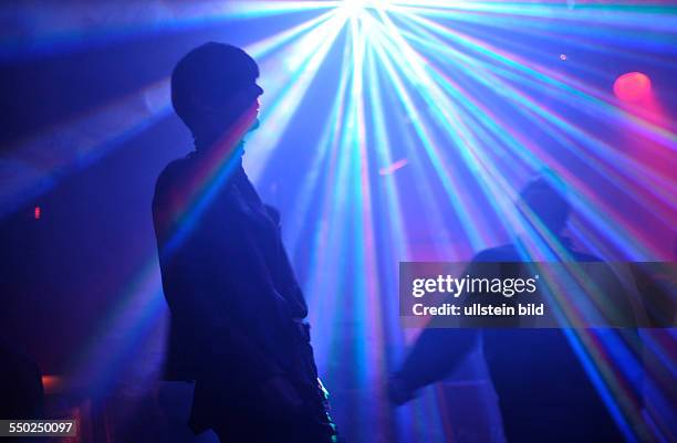 Besucher tanzen im Duncker-Club in Berlin