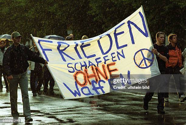 Betroffene Teilnehmer der Mahnwache in Berlin nach den Terroranschlägen in den USA, Demonstranten mit Transparent Frieden schaffen ohne Waffen