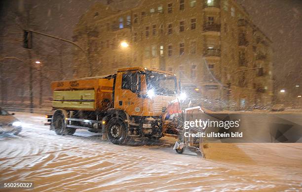 Winter in Berlin - Räumfahrzeug der Berliner Stadtreinigung auf der Wichertstrasse in Prenzlauer Berg