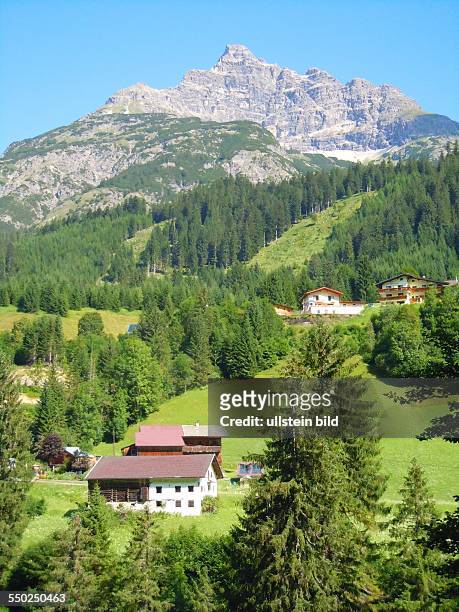 Diese Häuser stehen unterhalb des Gipfels des 2552 m hohen Hornvogel in den Allgäuer Alpen. Aufgenommen im Feriendorf 'Hinterhornbach im Naturpark...