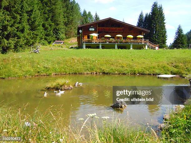 Das kleine Berggasthaus steht in den Lechtaler Alpen bei Bach in Tirol, aufgenommen am 26. Juli 2013.