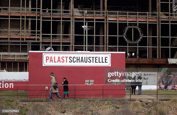 Abrissarbeiten am ehemaligen Palast der Republick auf dem Berliner Schlossplatz - von der Palastschaustelle können Besucher dabei zusehen