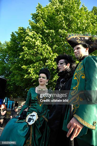 Besucher während des 19. Wave-Gotik-Treffens in Leipzig