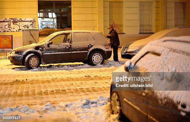 Autofahrer befreit sein Fahrzeug vor Fahrtantritt von Schnee und Eis - Berlin-Prenzlauer Berg