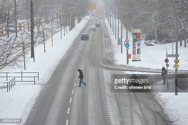 Wintereinbruch in Berlin - winterliche Greifswalder Strasse in Berlin-Prenzlauer Berg