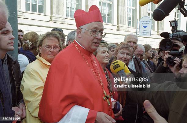 Georg Kardinal Sterzinsky vor der St. Hedwigs Kathedrale anlässlich des Trauergottesdienstes für die Opfer der Terroranschläge vom 11. September 2001...