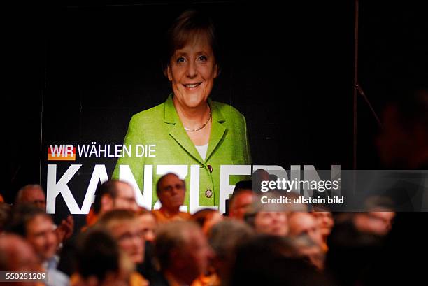 Plakat zeigt Bundeskanzlerin Angela Merkel auf der Wahlkampfabschlussveranstaltung anlässlich der bevorstehenden Bundestagswahl in der Arena in Berlin