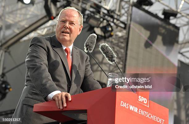 Peer Steinbrück sricht beim Deutschlandfest anlässlich des 150jährigen Bestehens der SPD auf der Strasse des 17. Juni in Berlin