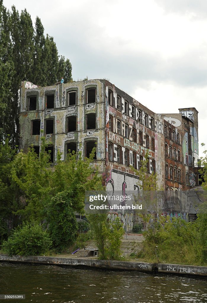 Leerstehendes ehemaliges Fabrikgebäude am Spreeufer in Berlin