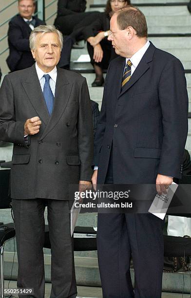 Peer Steinbrück und Jean-Claude Trichet anlässlich der Verleihung des Deutsch-Französischen Kulturpreises im Berliner Bundeskanzleramt
