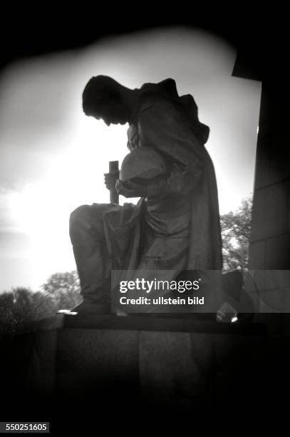 Lomografie - Kniender Soldat auf dem Gelände des Sowjetischen Ehrenmals in Berlin-Treptow