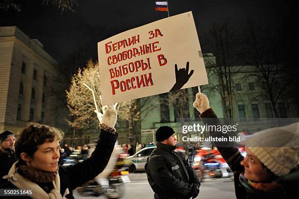 In Berlin lebenden Russen protestieren gegen die vermutliche Wahlfäschung bei den russischen Duma-Wahlen vor der russichen Botschaft in Berlin