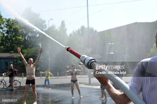 Kampf der Gluthitze - Improvisierte Abkühlung für Passanten und Besucher am Mauerpark / Eberswalder Strasse in Berlin-Prenzlauer Berg