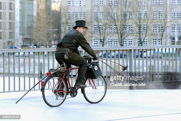 Schornsteinfeger auf einem Fahrrad in Berlin