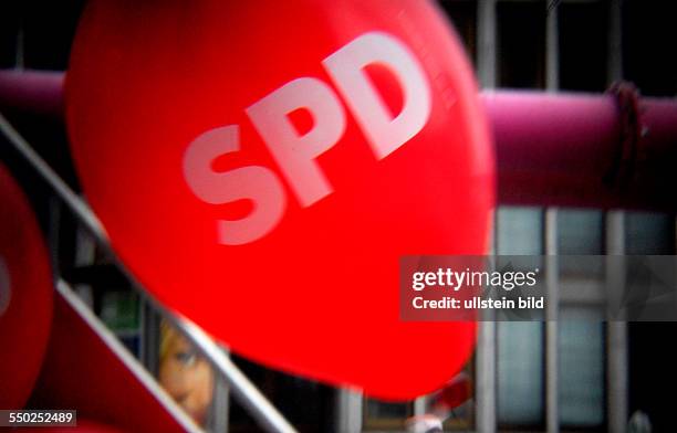 Lomografie - Luftballons der SPD während des Straßenwahlkampfs auf dem Potsdamer Platz in Berlin