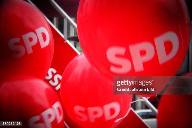 Lomografie - Luftballons der SPD während des Straßenwahlkampfs auf dem Potsdamer Platz in Berlin