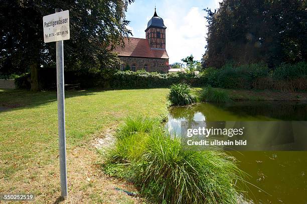 Deutschland, Grabow, Imkerei Moritz, Siegfried und Erika Moritz, Muehlenfliess OT Grabow, KIrche, Dorfteich