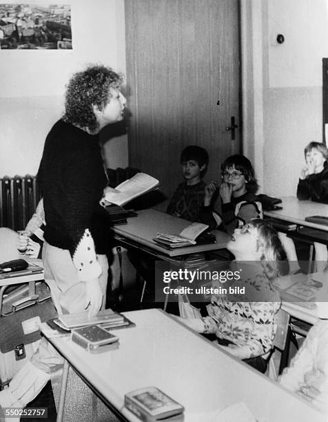 Public school in East Berlin, pupils during lesson at the 6th Polytechnical school Karl Friedrich Schinkel in Berlin Prenzlauer Berg