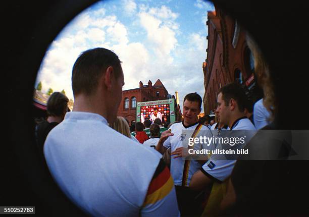 Lomografie - Fußballfans verfolgen das Viertelfinalespiel Deutschland-Griechenland anlässlich der UEFA Fußball-Europameisterschaft 2012 in der...
