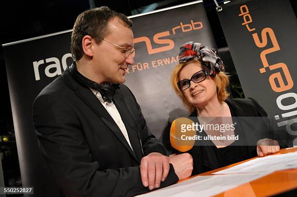 Moderator Knut Elster und Schauspielerin Ingrid Caven beim RadioEins Berlinale Nighttalk am Rande der 60. Internationalen Filmfestspiele in Berlin