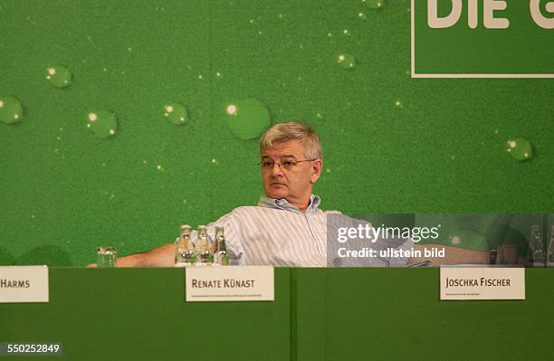 Bundesaußenminister Joschka Fischer in Gedanken versunken anlässlich der Bundesdelegiertenkonferenz von Bündnis 90/Die Grünen in Berlin