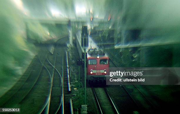 Zug der Deutschen Bahn fährt durch Berlin