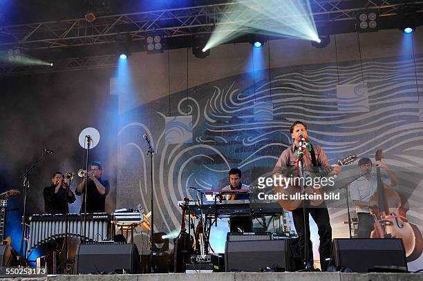 Calexico - die amerikanische Band von Joey Burns und John Convertino bei einem Konzert auf der openair-Buehne/Freilichtbuehne im Stadtpark Hamburg.