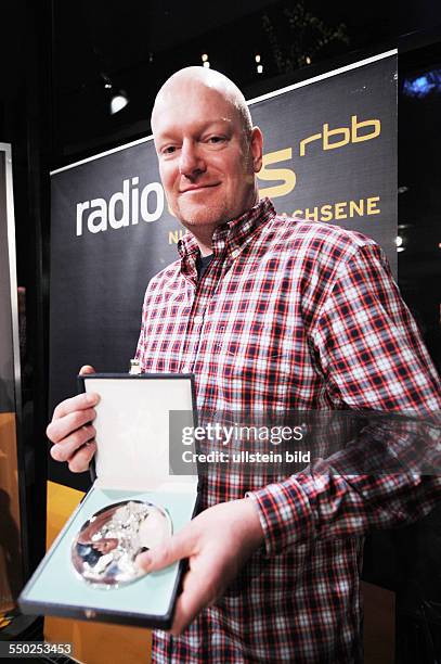 Regisseur Daniel Elliot mit dem Silbernen Bären für den Kurzfilm -Jade- anlässlich des RadioEins Nighttalk am Rande der 59. Berlinale in Berlin