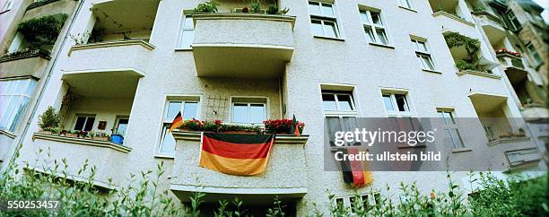 Lomografie - Deutschlandfahnen schmücken einen Balkon eines Wohnhauses in der Elsa-Brandström-Straße in Berlin-Pankow anlässlich der UEFA...