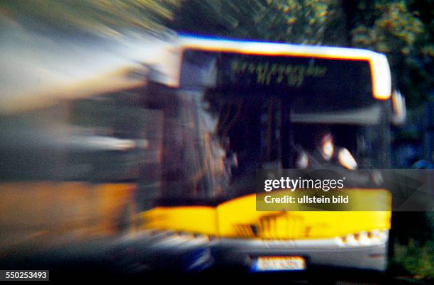 Bus der Berliner Verkehrsbetriebe fährt durch Berlin