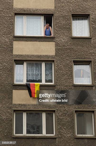 Ein Mann wirft einem Blick aus dem Fenster - Berlin