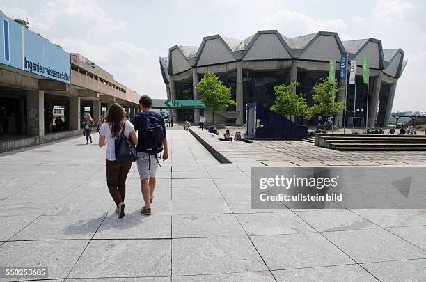 Student in a lecture break on the campus of the University of Bochum