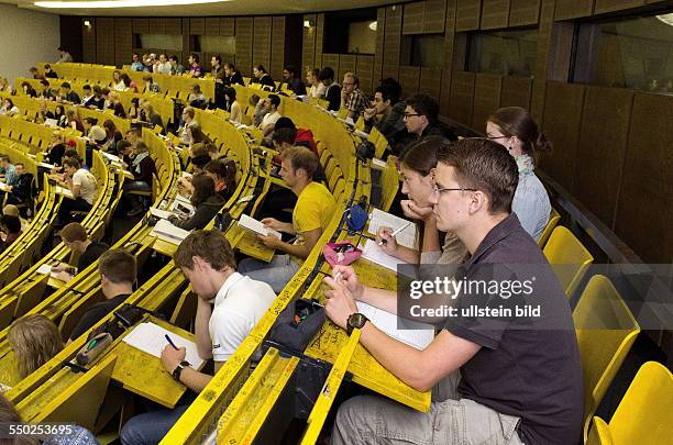 Students during a lecture in the auditorium of the Ruhr University Bochum.Hörsaal Center East