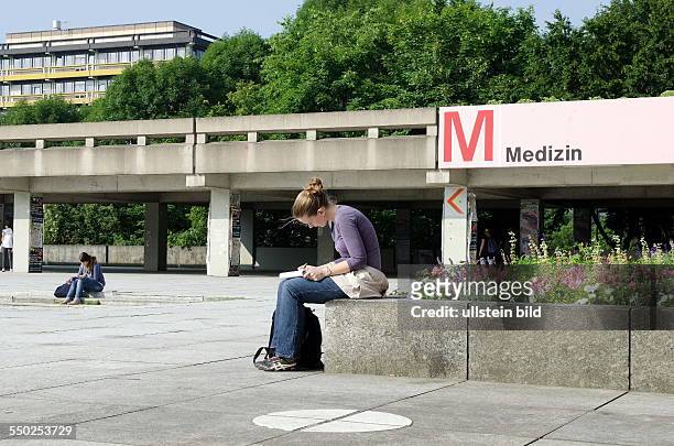 Student in a lecture break on the campus of the University of Bochum