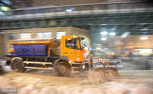 Winter in Berlin - Räumfahrzeug der Berliner Stadtreinigung auf der Schönhauser Allee in Prenzlauer Berg