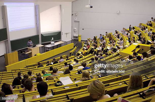 Students during a lecture in the auditorium of the Ruhr University Bochum.Hörsaal Center East