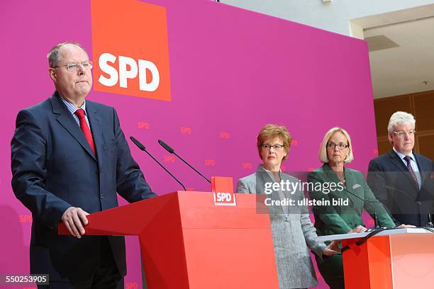 Kanzlerkandidat Peer Steinbück stellt auf einer Pressekonferenz im Willy-Brandt-Haus drei weitere Mitglieder seines Kompetenzteams vor. Von links:...