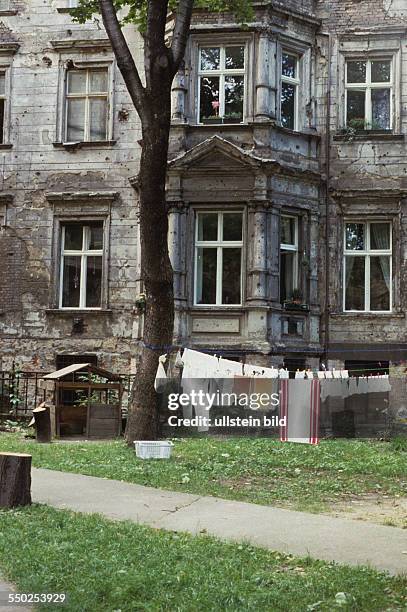 Wäsche hängt zum Trocknen auf einer Leine in einem Hinterhof in der Oranienburger Strasse in Berlin-Mitte - Aufnahmedatum geschätzt