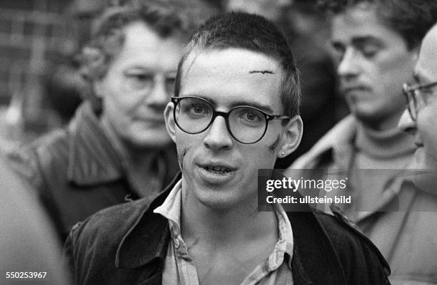 Ostberlin - Demonstrant mit Verletzungen im Gesicht während der Mahnwache für die zu Unrecht inhaftierten in der DDR an der Gethsemanekirche in...