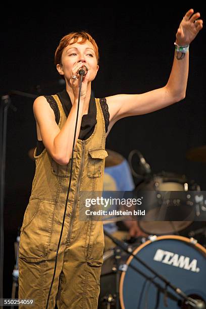 Poliça, Polica - die amerikanische Indie-Rock-Band mit Saengerin Channy Leaneagh bei einem Konzert auf dem MS Dockville Festival in...