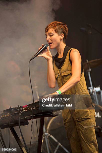 Poliça, Polica - die amerikanische Indie-Rock-Band mit Saengerin Channy Leaneagh bei einem Konzert auf dem MS Dockville Festival in...