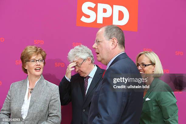 Peer Steinbück stellt im Rahmen einer Pressekonferenz im Atrium des Willy-Brandt-Hauses drei weitere Mitglieder seines Kompetenzteams vor. V.l.n.r.:...