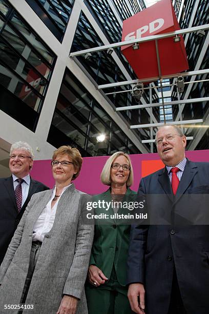 Berlin, Willy-Brandt-Haus, Steinbrück stellt bei einer Pressekonferenz drei weitere Mitglieder seines Kompetenzteams vor, von links: Oliver Scheytt,...