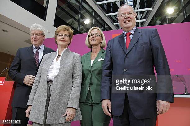 Berlin, Willy-Brandt-Haus, Steinbrück stellt bei einer Pressekonferenz drei weitere Mitglieder seines Kompetenzteams vor, von links: Oliver Scheytt,...