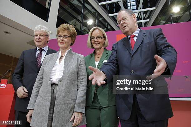 Berlin, Willy-Brandt-Haus, Steinbrück stellt bei einer Pressekonferenz drei weitere Mitglieder seines Kompetenzteams vor, von links: Oliver Scheytt,...