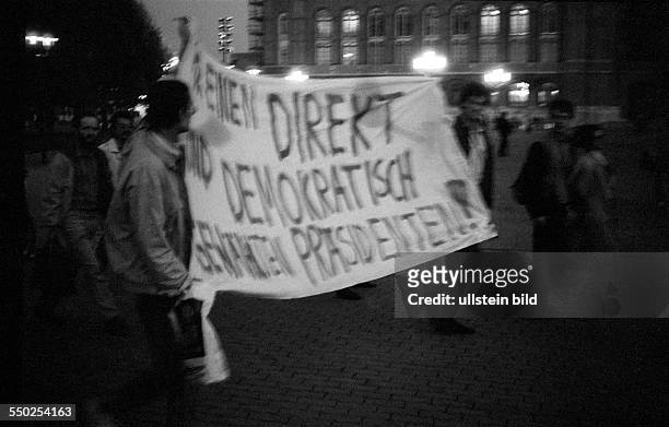 Demonstration gegen die Wahl von Egon Krenz zum Vorsitzenden des Staatsrates auf dem Alexanderplatz in Ostberlin *Aufnahmedatum geschätzt*