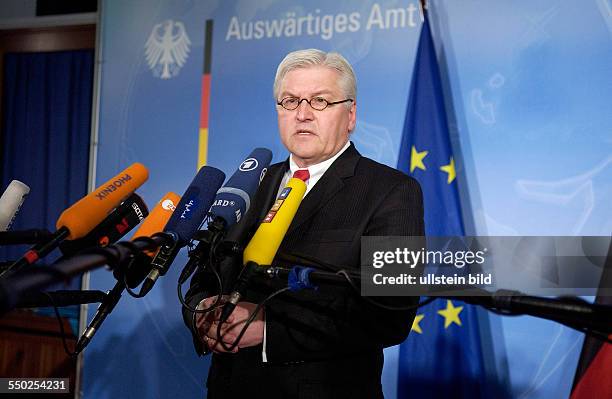 Außenminister Frank-Walter Steinmeier äußert sich zum Fall der beiden im Irak entführten deutschen Staatsbürger in Berlin