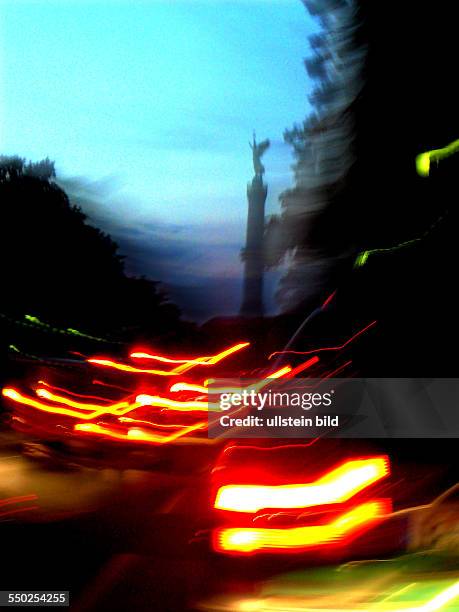 Nächtlicher Straßenverkehr in Berlin