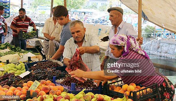Türkei Lykische Küste Fethiye, Händler beim Verkauf von Obst und Gemüse auf dem Wochenmarkt